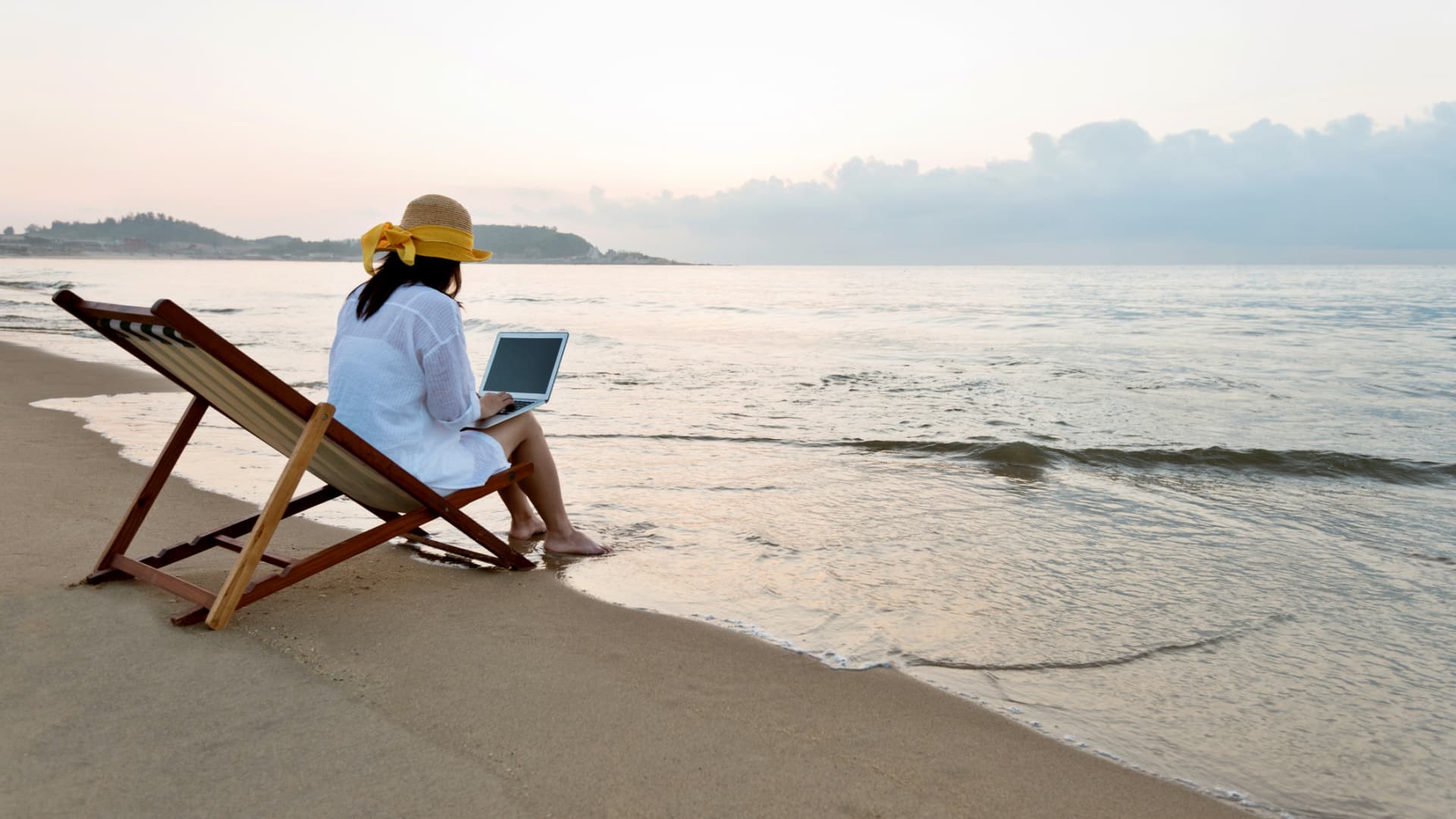 Workplace flexibility is helping Americans take longer trips this holiday season, report finds